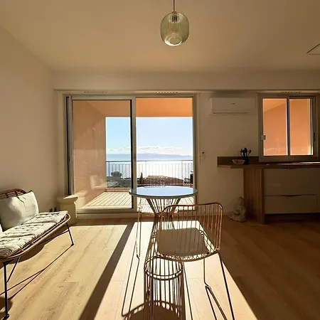 Bright With Sea View In Apartment