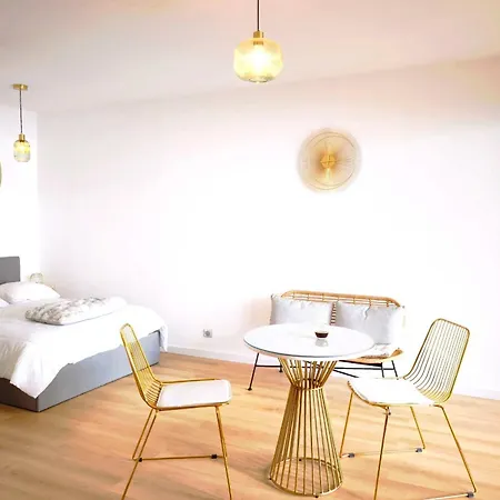 Bright With Sea View In Apartman