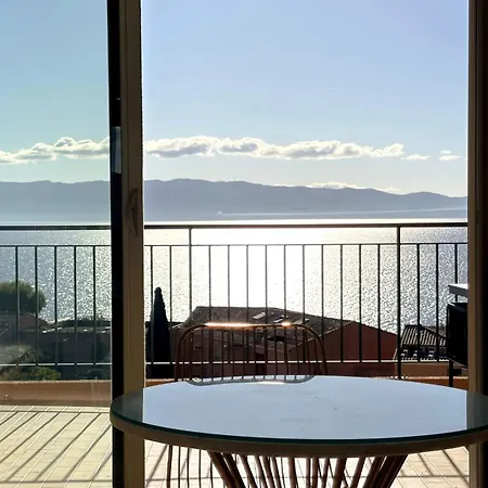 Bright With Sea View In Apartman