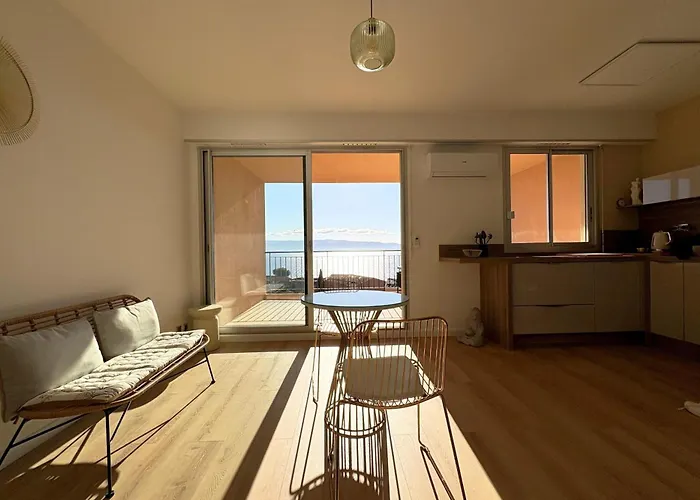 Bright With Sea View In Apartment