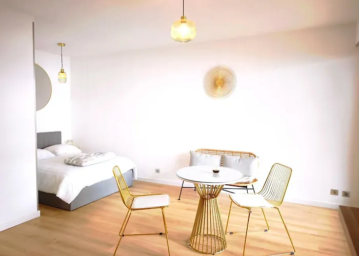 Bright With Sea View In Apartment