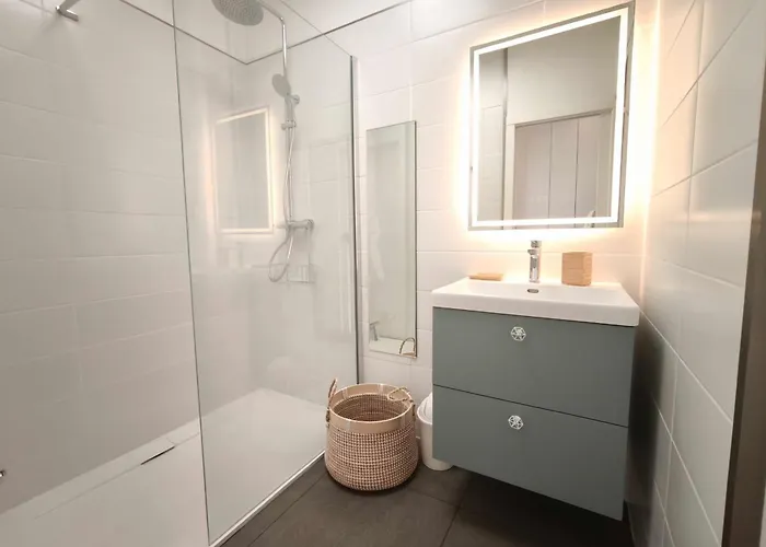 Bright With Sea View In Apartment *