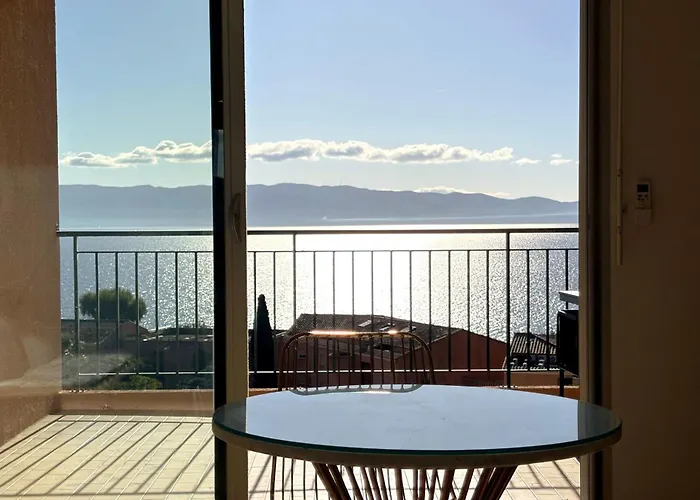 Bright With Sea View In Apartment